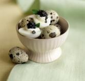 Kaviar auf einem Häubchen Crème-Fraîche mit zarten Wachteleiern