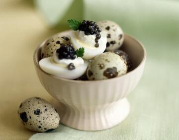 feinster Kaviar auf einem Häubchen Crème-Fraîche mit zarten Wachteleiern